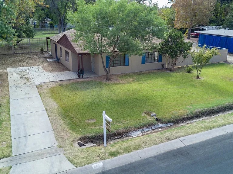 2221 W Augusta AVE