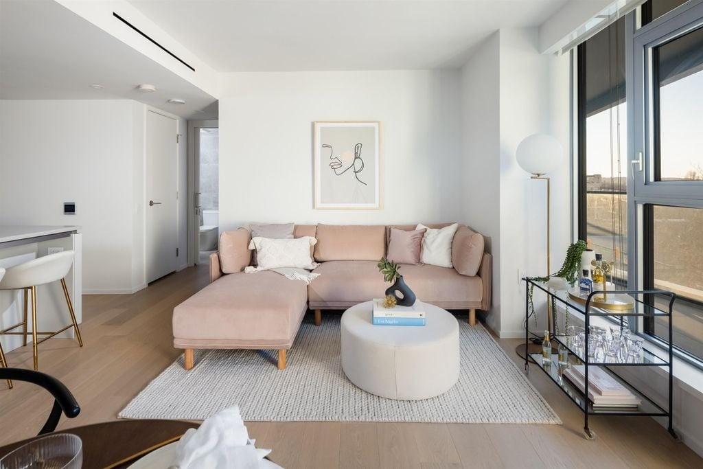 889 Pacific St, #606