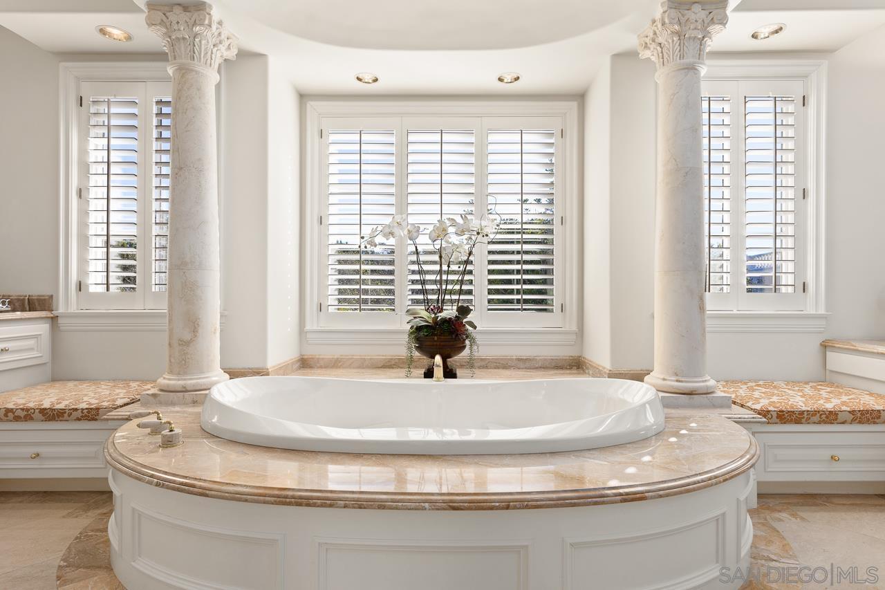 9860 La Jolla Farms Rd