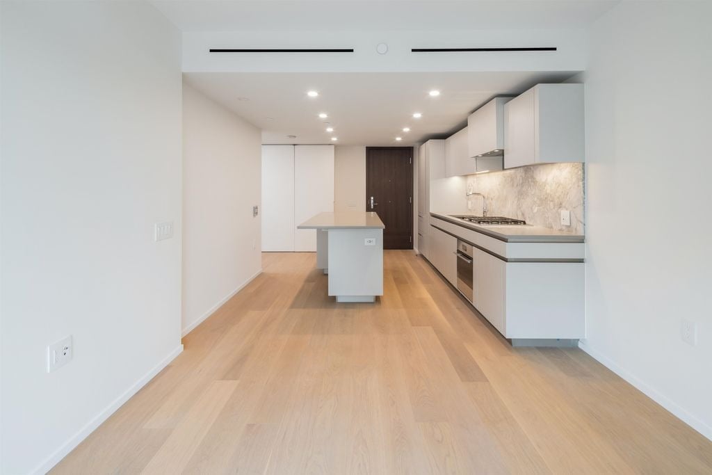 889 Pacific St, #404