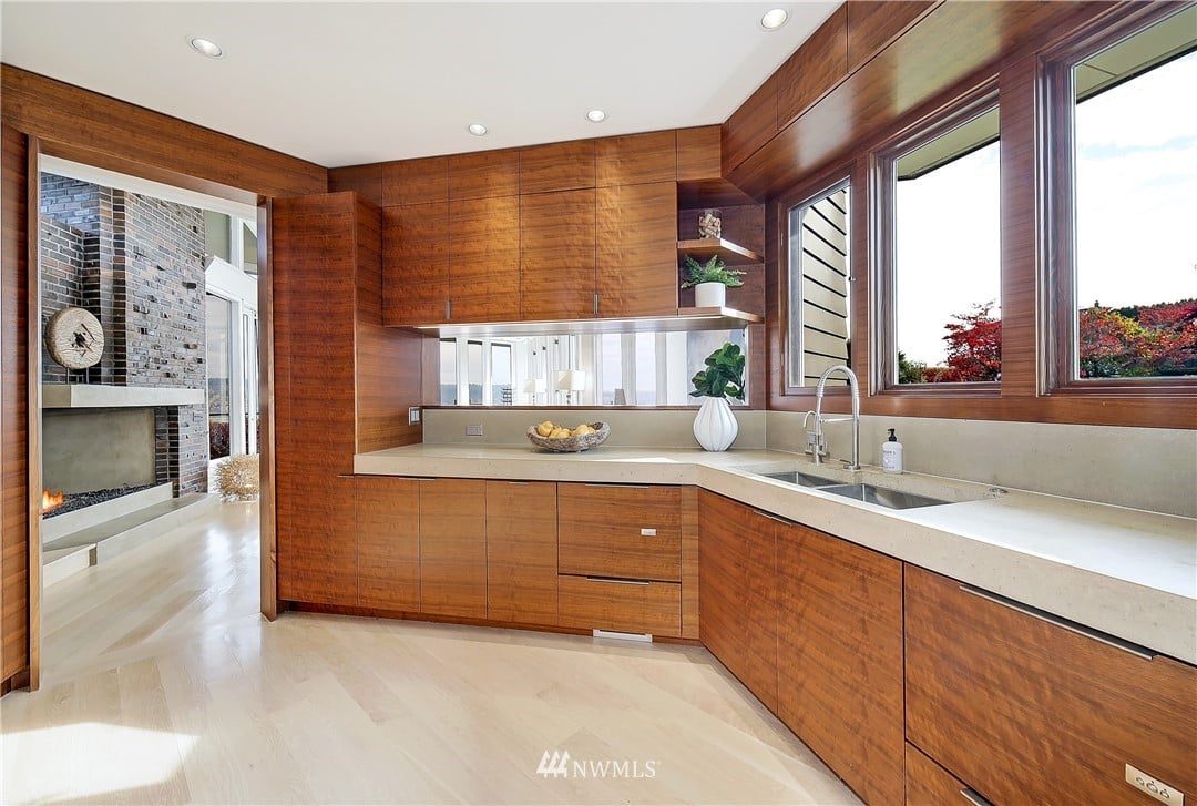 8631 Inverness Dr, NE