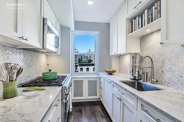 11 Riverside Dr