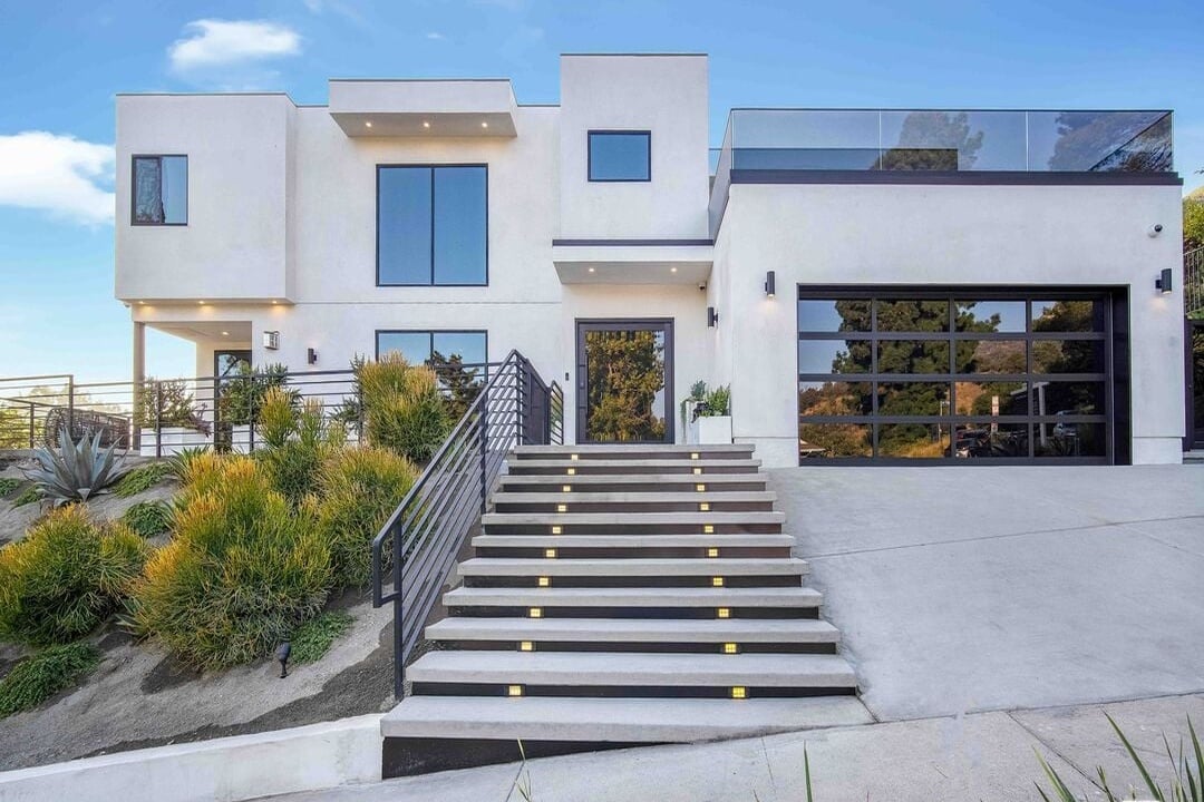 Canyon Lake Dr, 90068