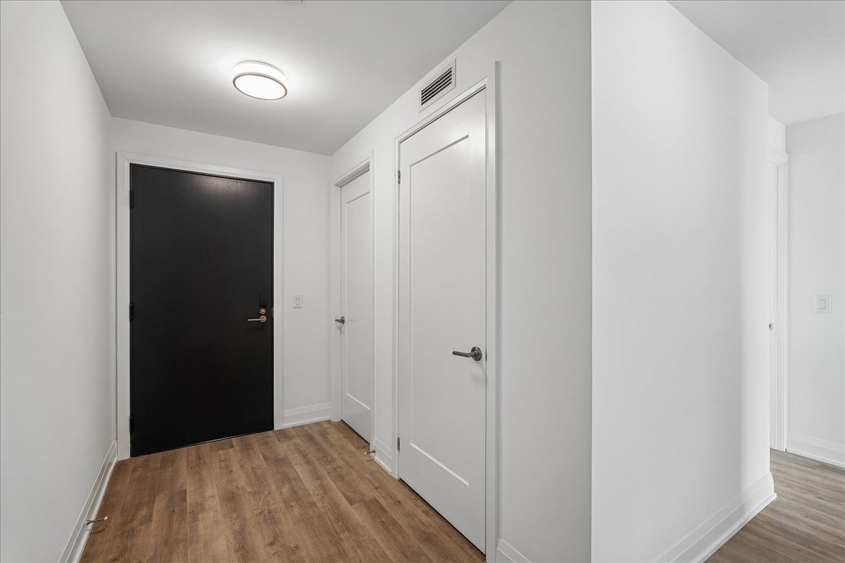 2-bedroom, 2-bathroom CORNER suite