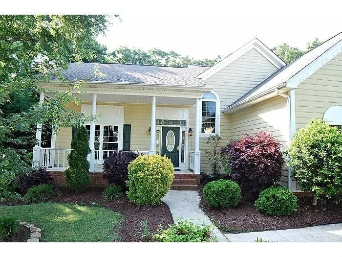 906 Houston Dr