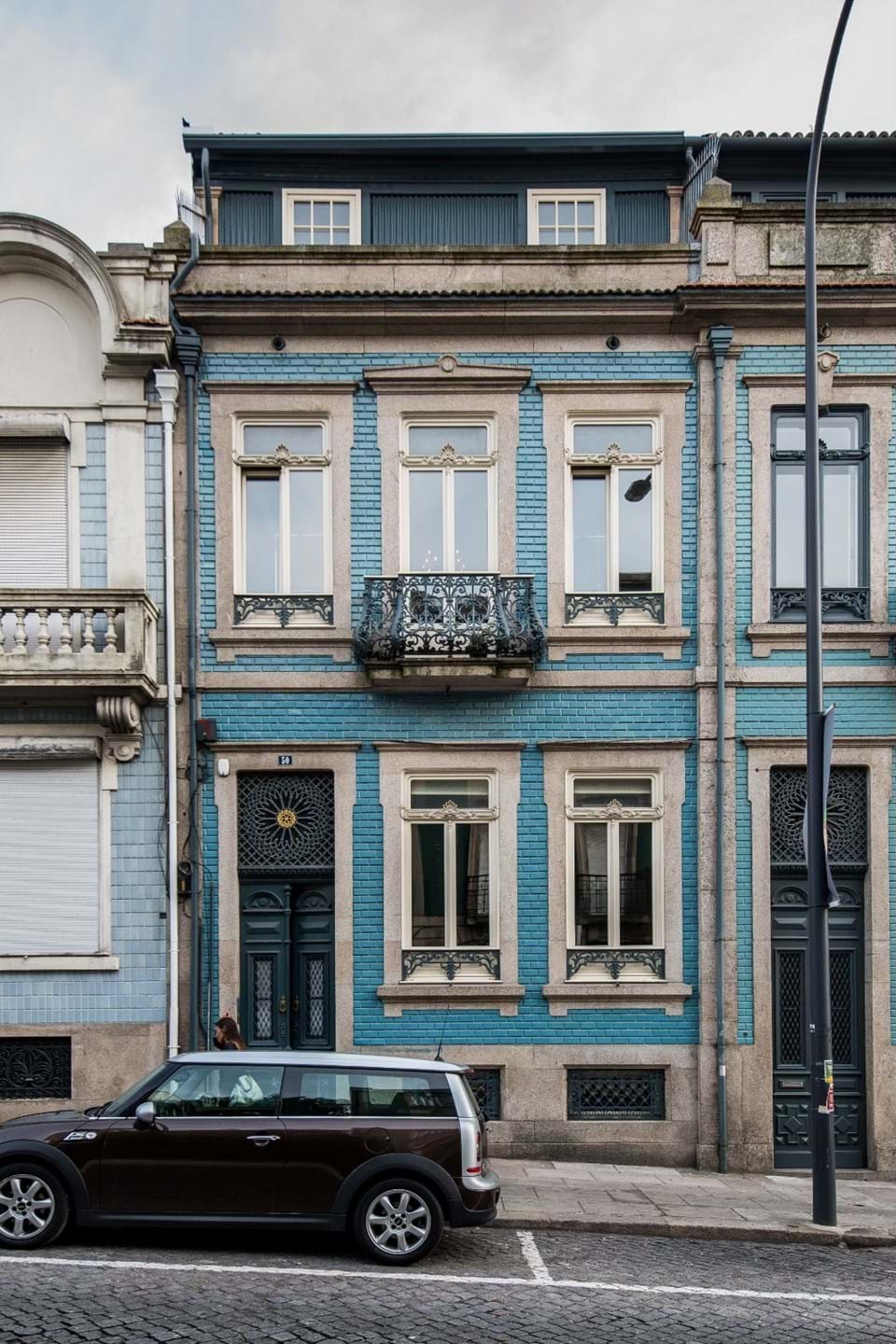 Elegant 4-Story Townhouse with Private Garden on Rua Álvares Cabral – Porto