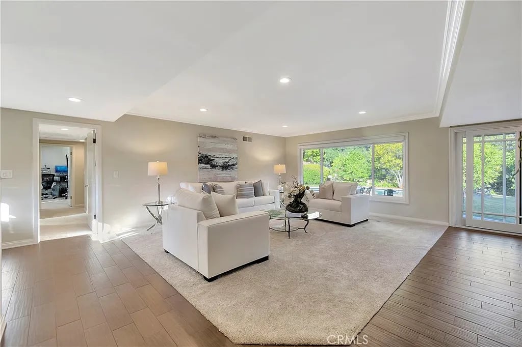 2020 Oaks Pl