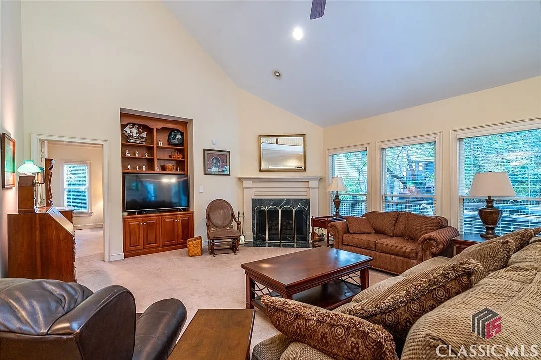 1060 Nona Dr