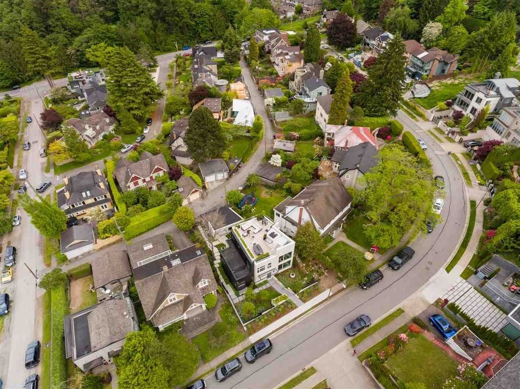 4385 Locarno Cres