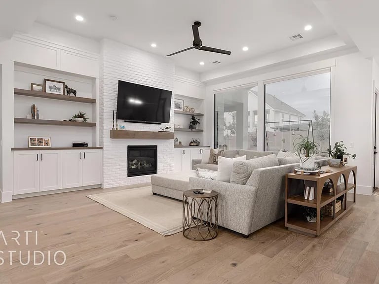 1057 E Iron Horse Dr