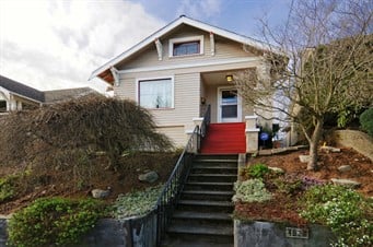4521 Thackeray Place NE