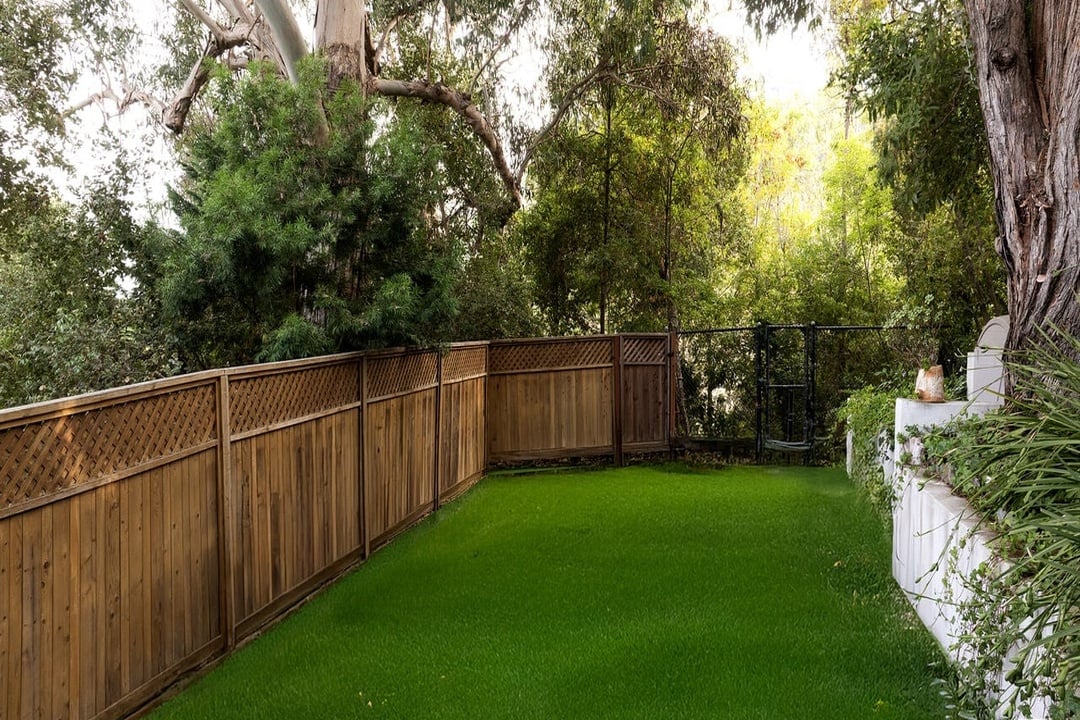 Mandeville Canyon Rd, 90049