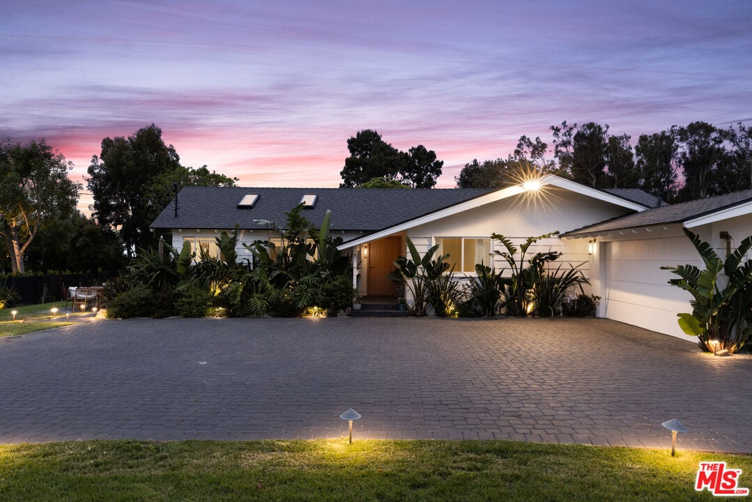 Echelon Pavilion, Grayfox St, 90265