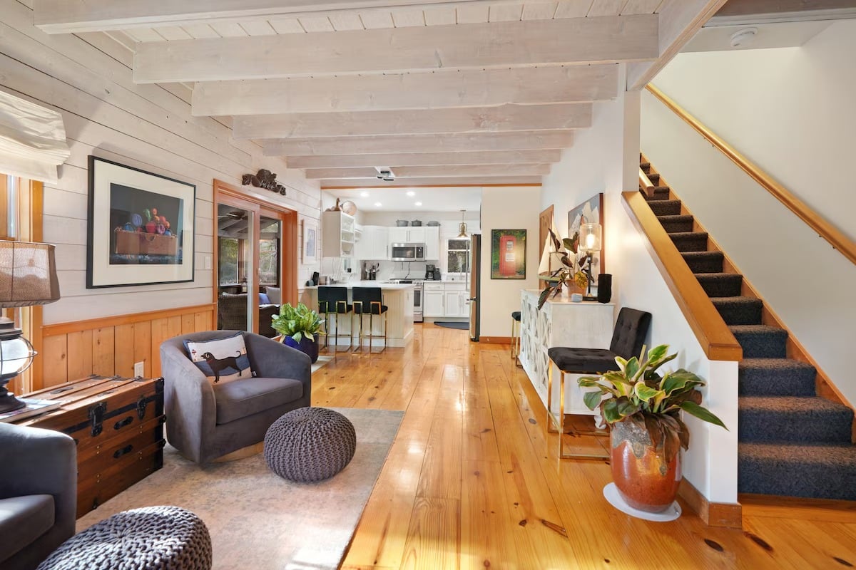 Renovated Oak Bluffs Retreat With Lagoon Access