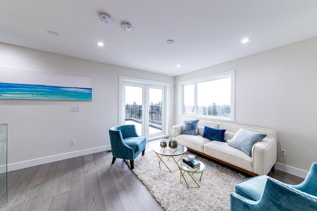 339 W 26th St