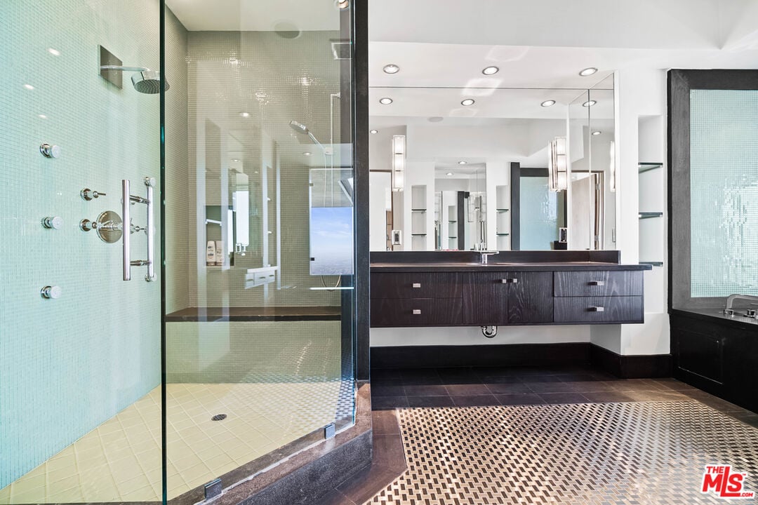 Luminor Crest, Viewmont Dr, 90069