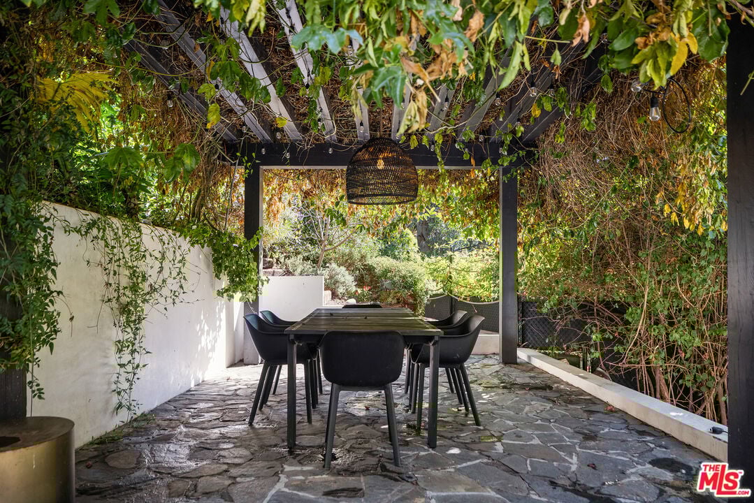 Velaris Estate, Laurel Canyon Blvd, 90046