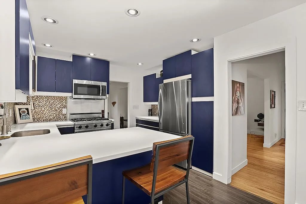 6 Mohegan Ln