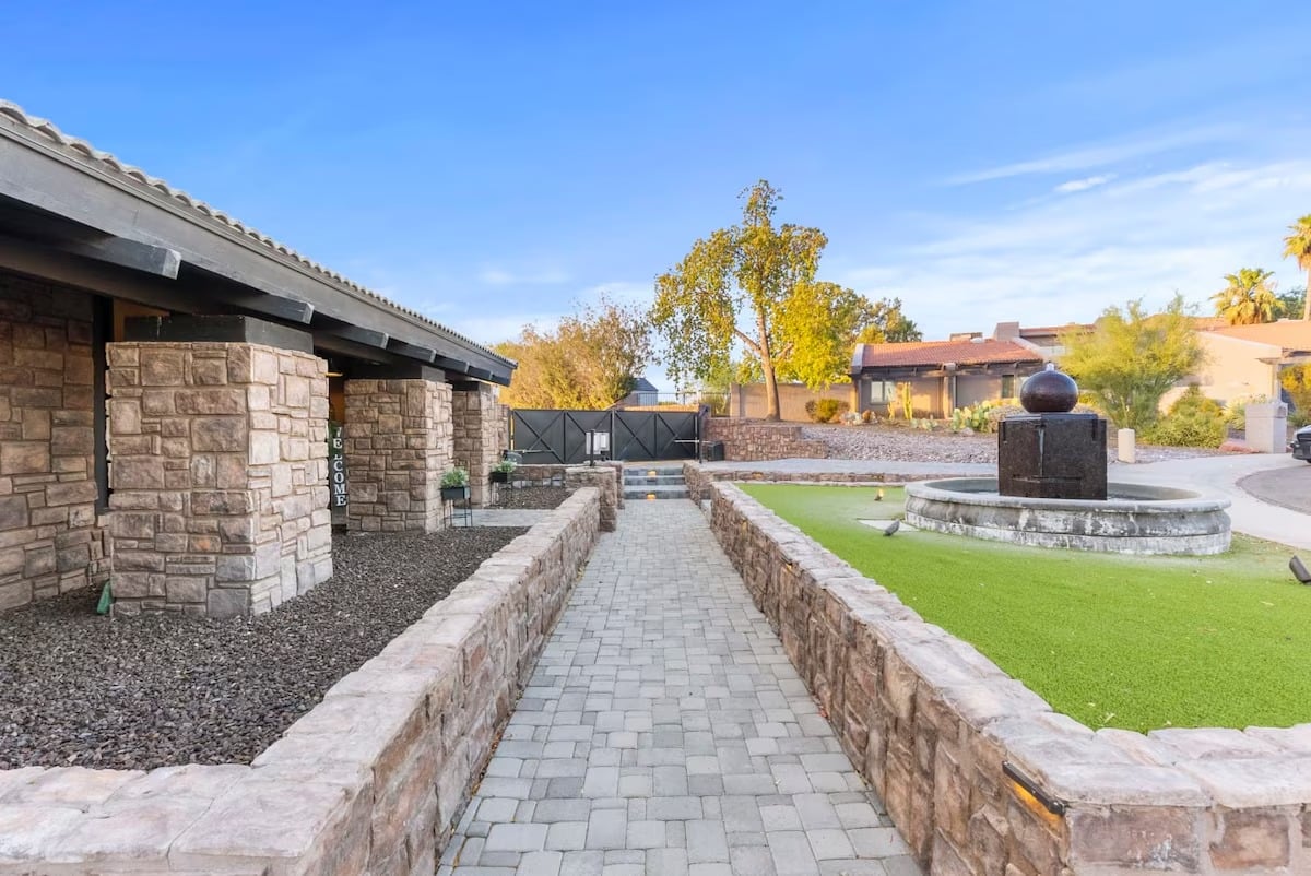 Phoenix Luxury! Pickleball | Free Heated Pool | Hot Tub