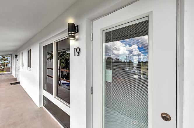 1041 Hillsboro Mile #19