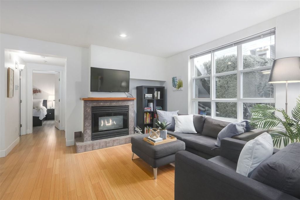 657 W 7th Ave, #103