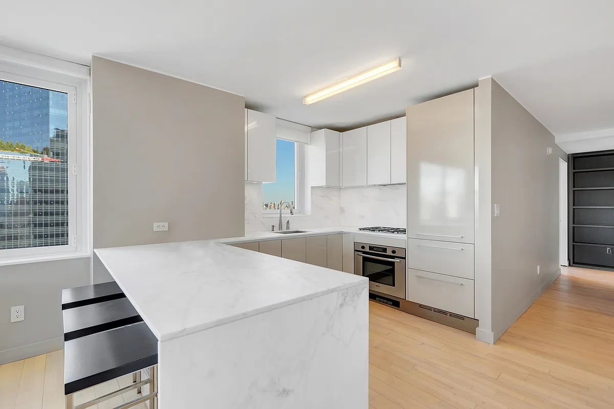 301 W 57th St #18C