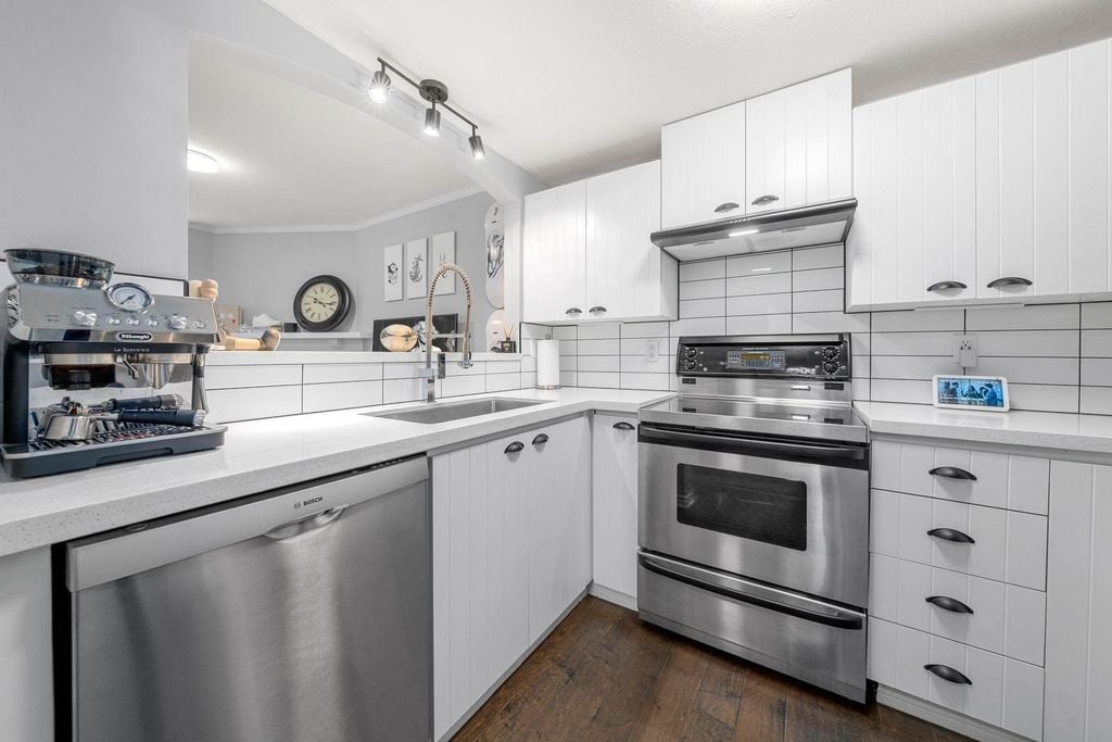 995 Lynn Valley Rd, #3