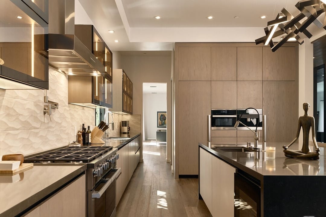 N Bowling Green Way, 90049