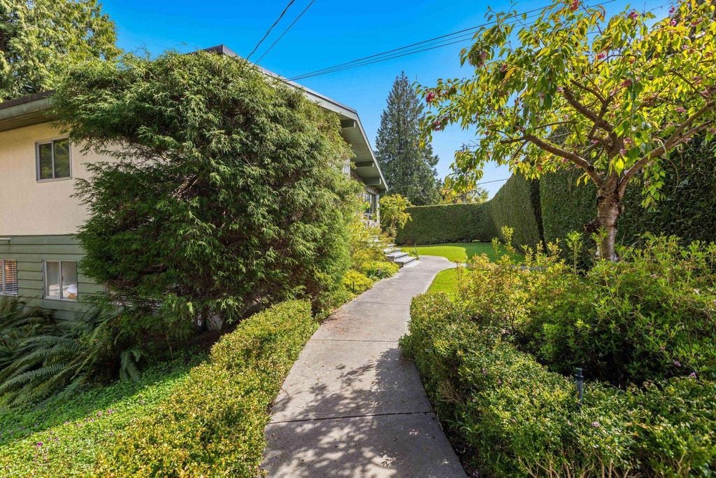 712 Fairway Dr