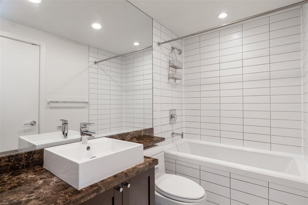 4888 Nanaimo St, #203