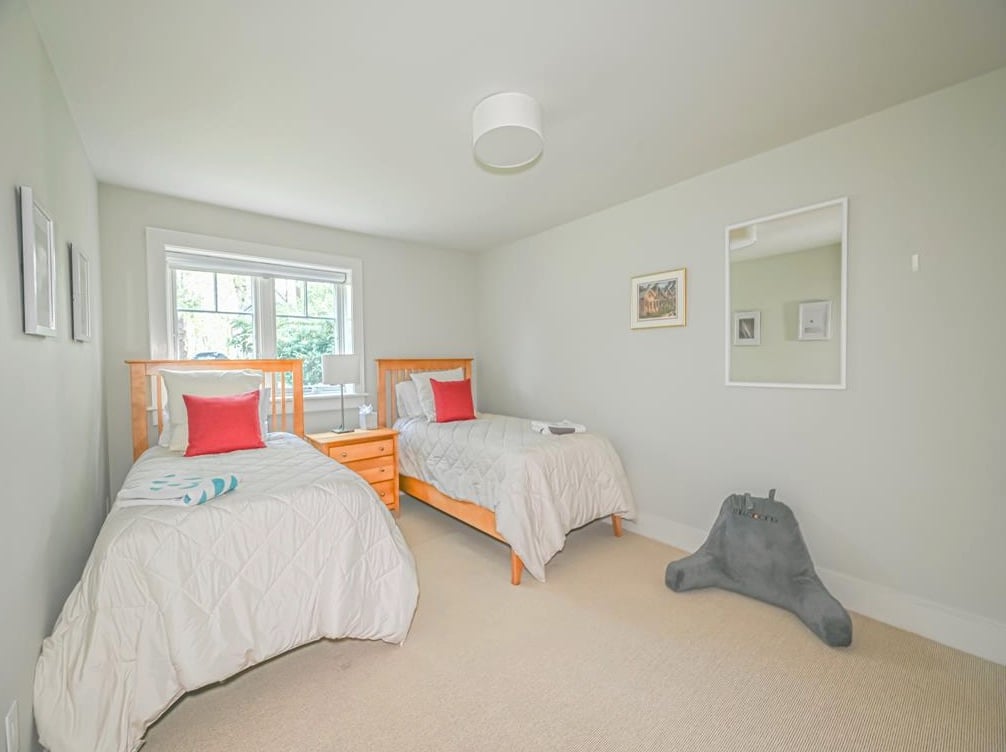 645 Lamberts Cove Rd
