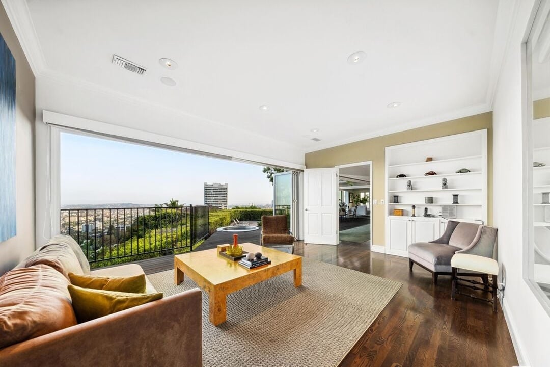 Sierra Mar Dr, 90069