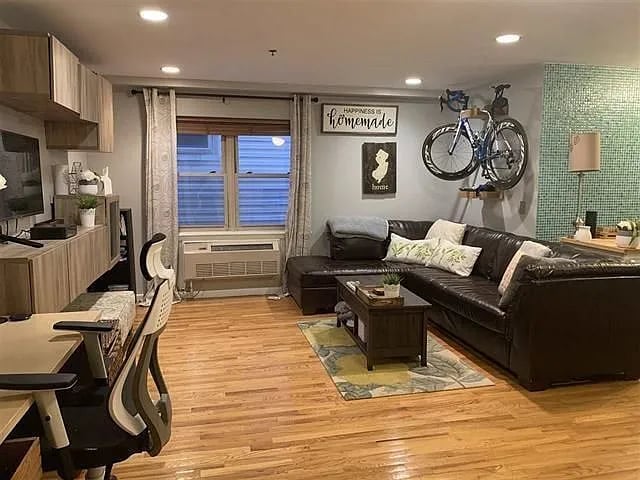 206 36th Street Unit: 202