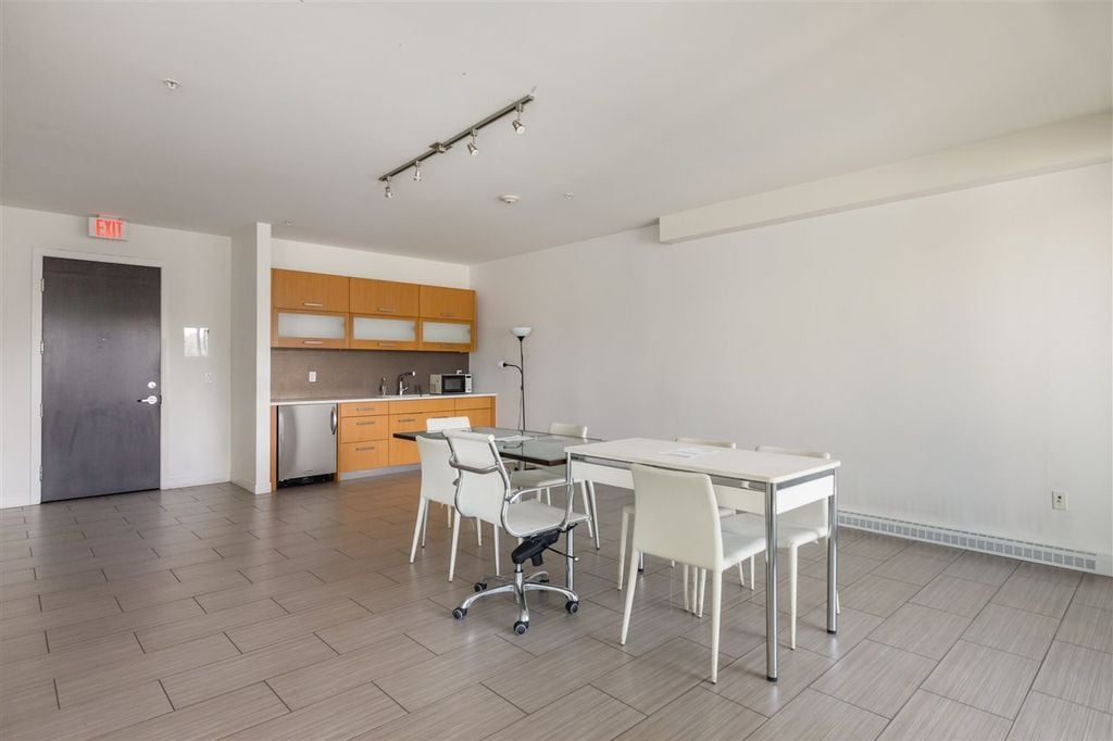 3333 Main St, #208