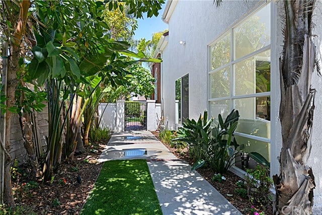 6652 Carriage Circle, Huntington Beach 