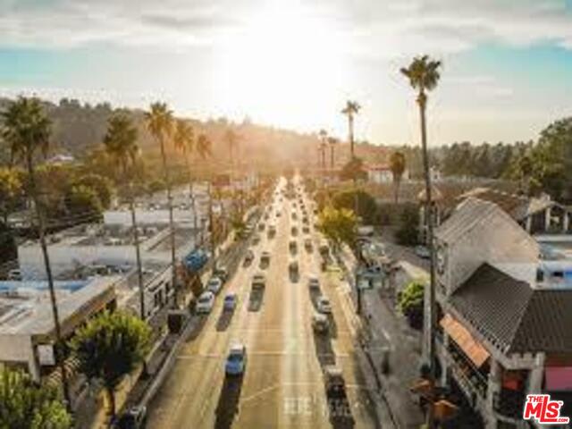 4450 Hayvenhurst Ave