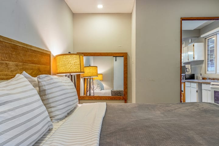 Beach House Apt 10 • 1BR + Sofa Bed • Full Kitchen - Airbnb