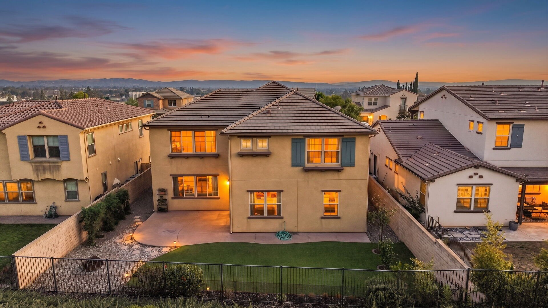 885 E Manresa