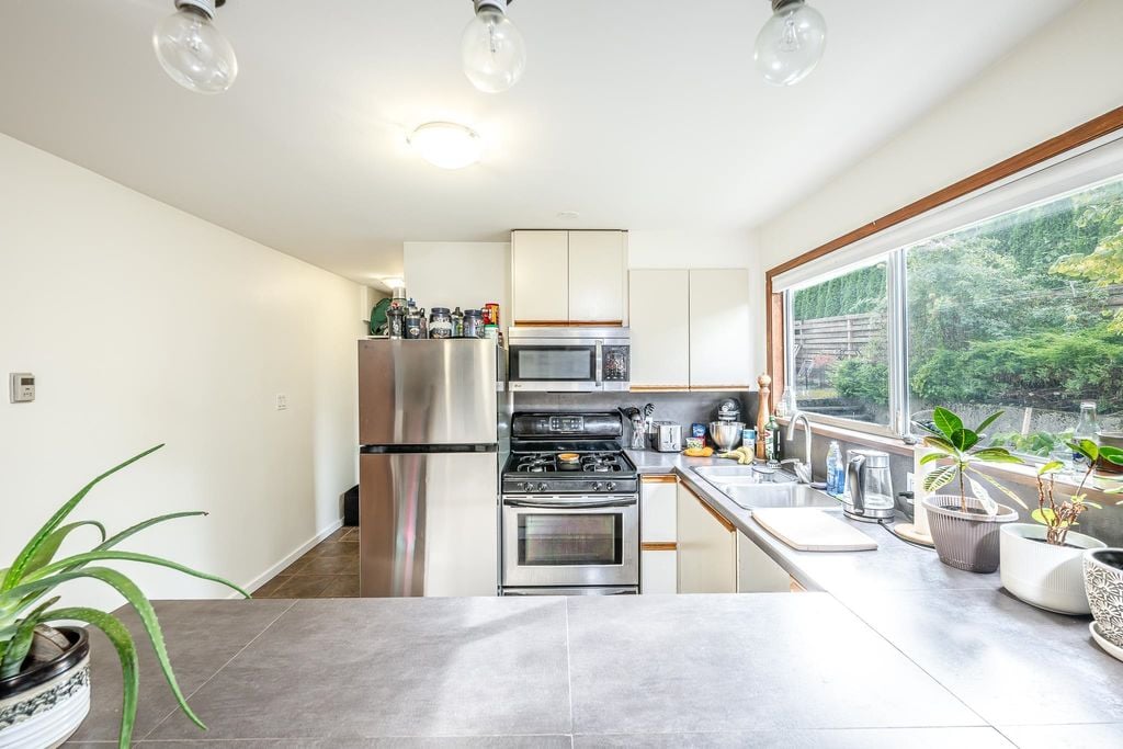 2332 Argyle Cres