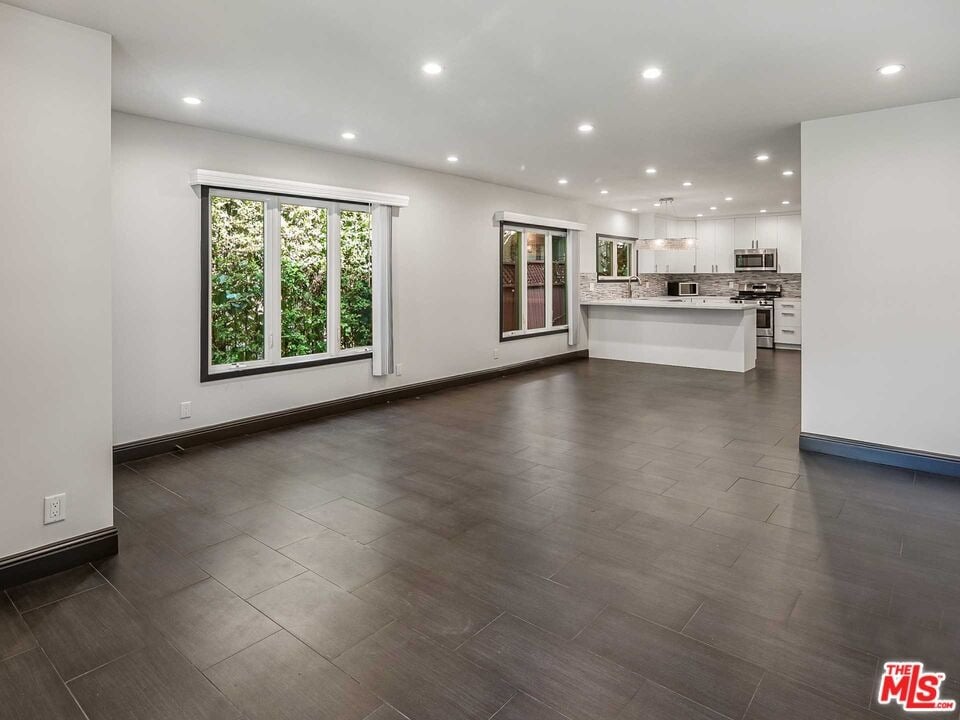 844 N La Jolla Ave