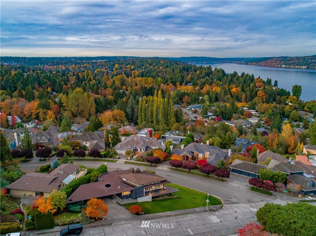 8631 Inverness Dr, NE