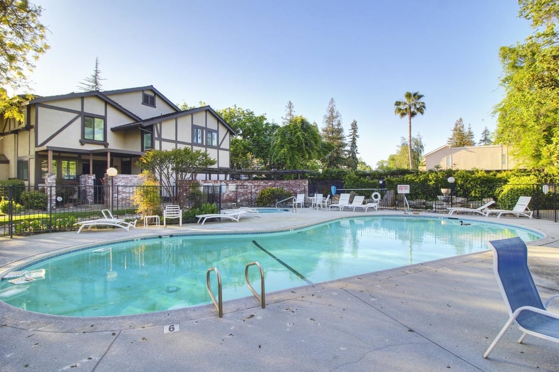 Gorgeous Condo in Popular Exeter Square!