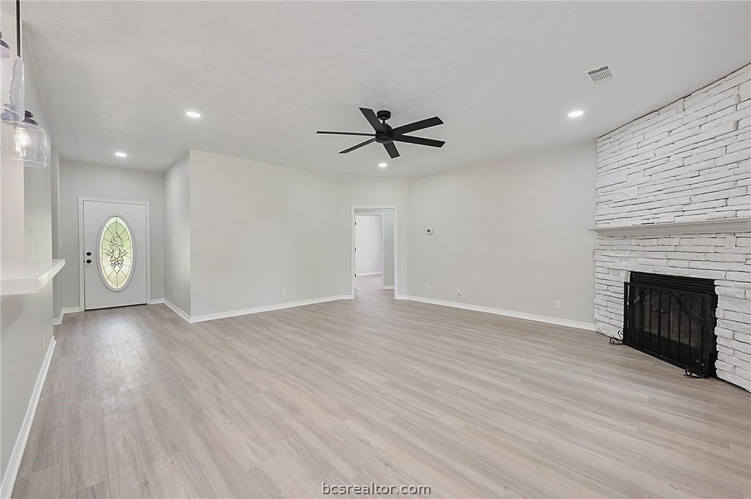 10700 Lakefront Dr