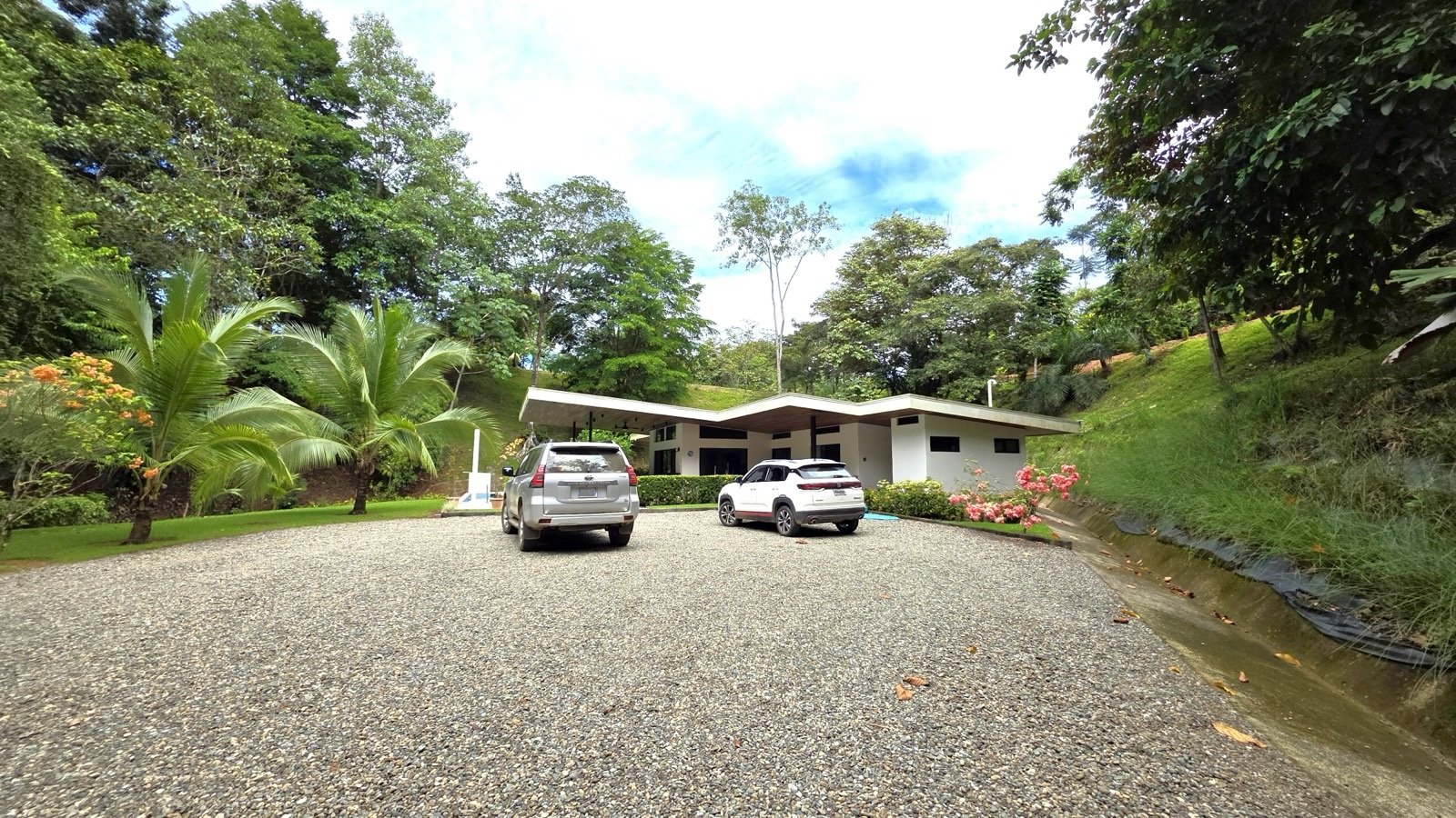 Refreshing Riverfront Retreat in Ojochal