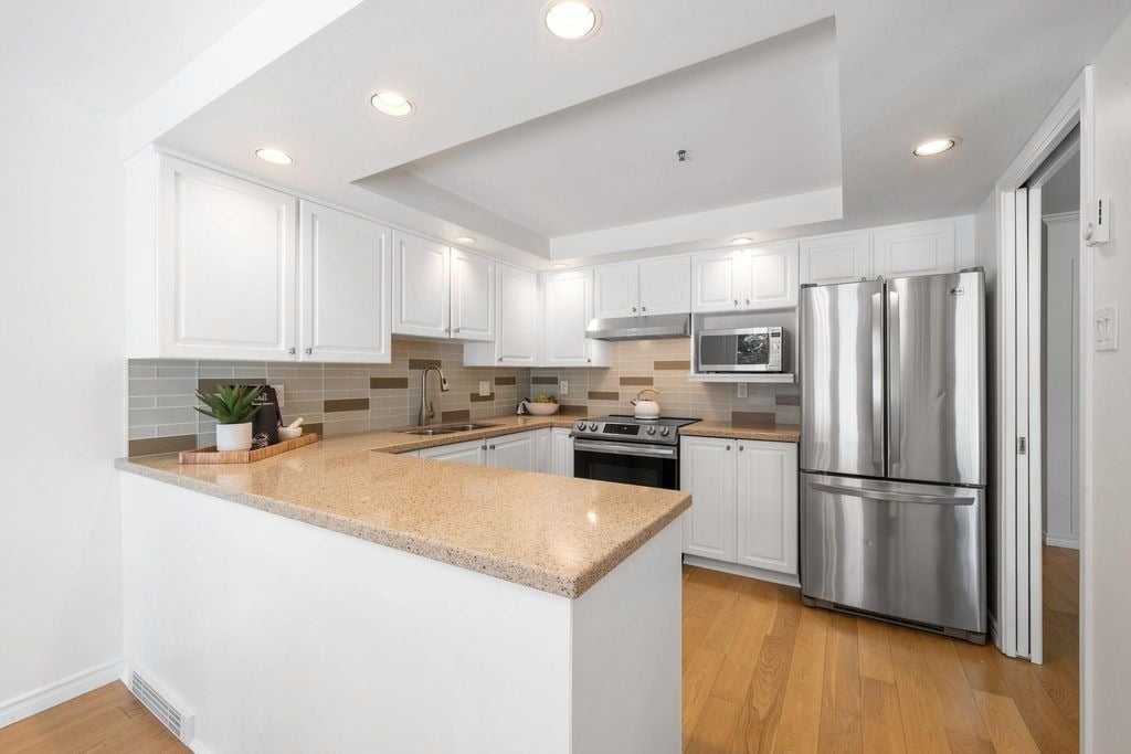 3377 Capilano Cres, #206