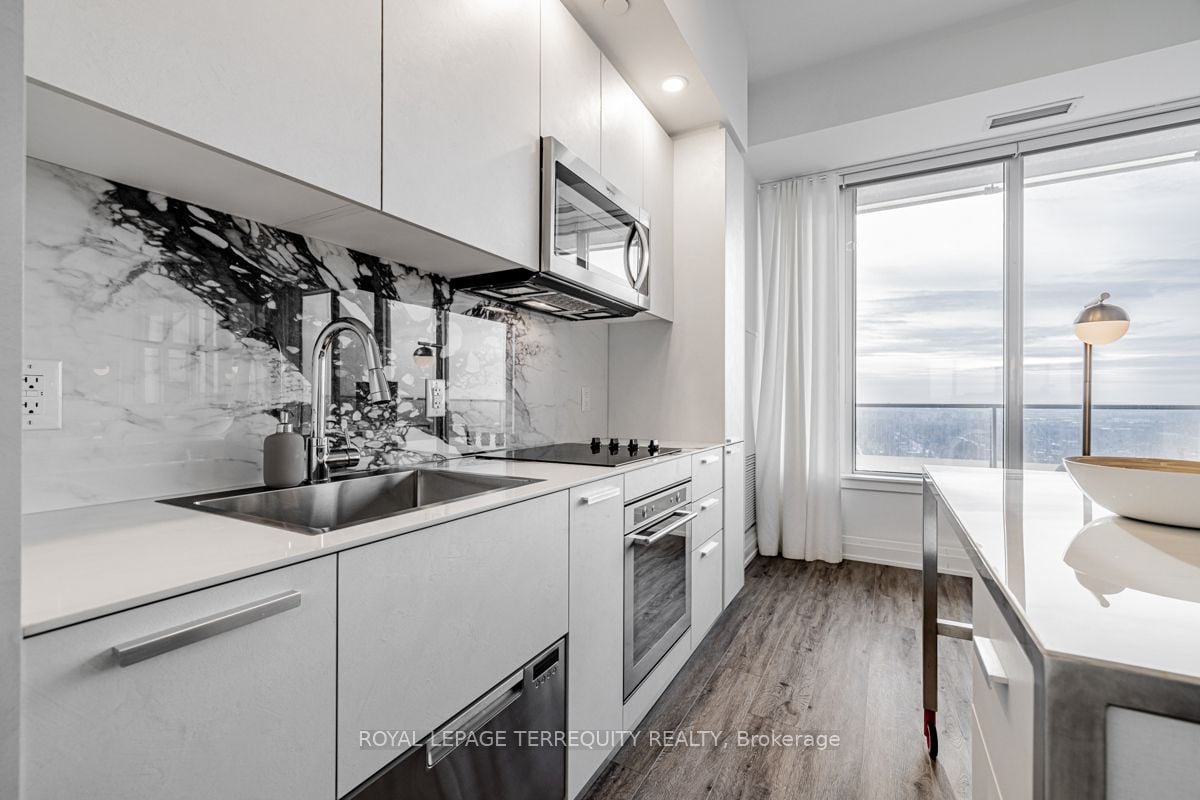 BEAUTIFUL CORNER PENTHOUSE