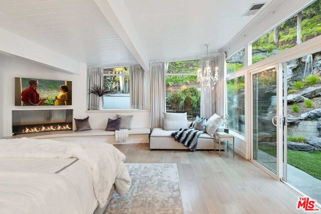 Halo Manor, Braeridge Dr, 90210