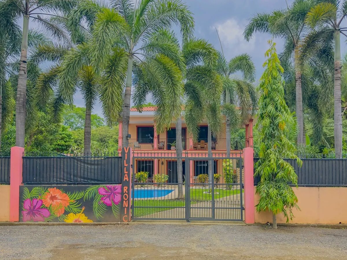 Spacious Living Near Town and Beach
