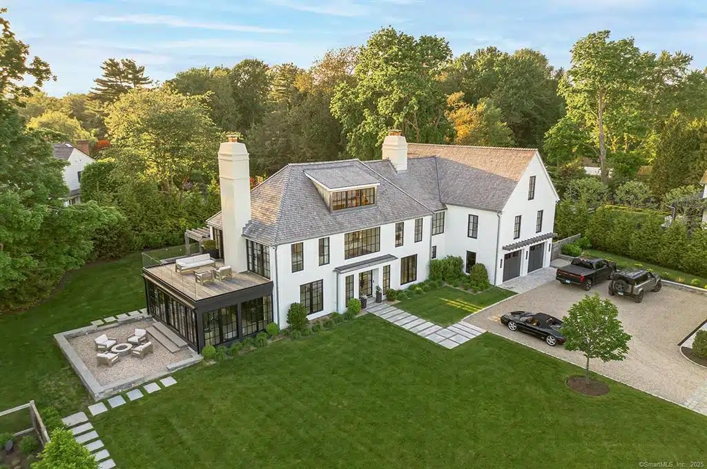 A Chic In-Town Estate