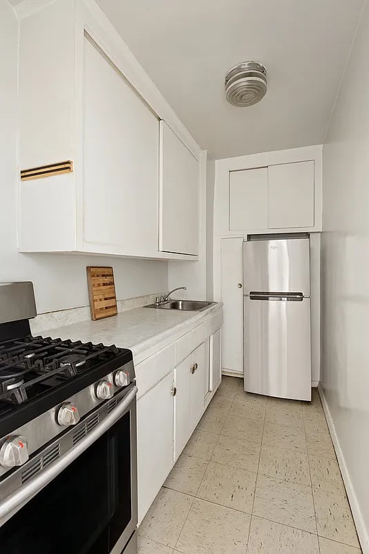 211 East 18th St #4P